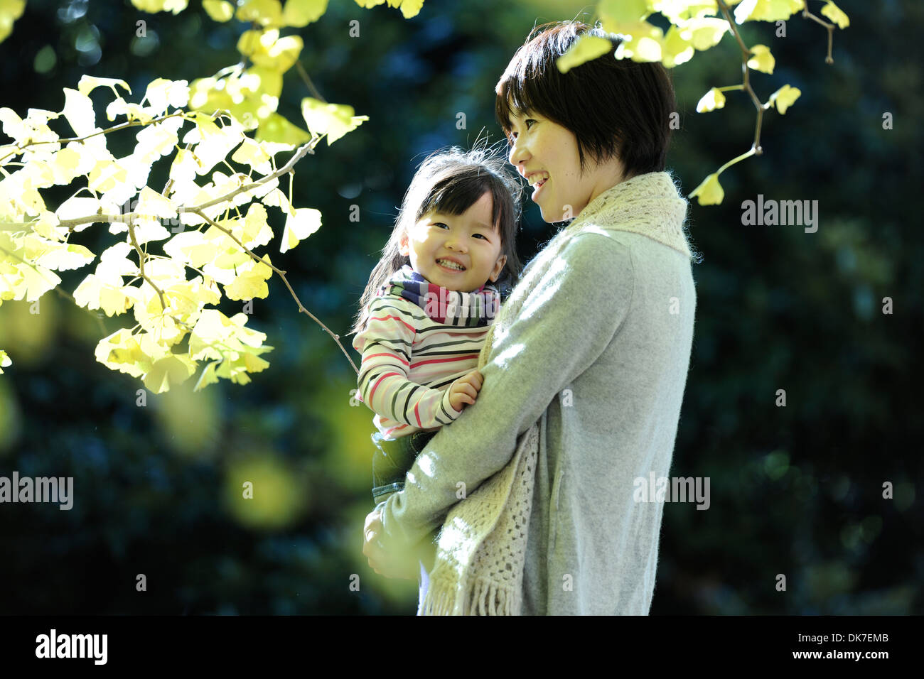 Japanische Familie in einem park Stockfoto