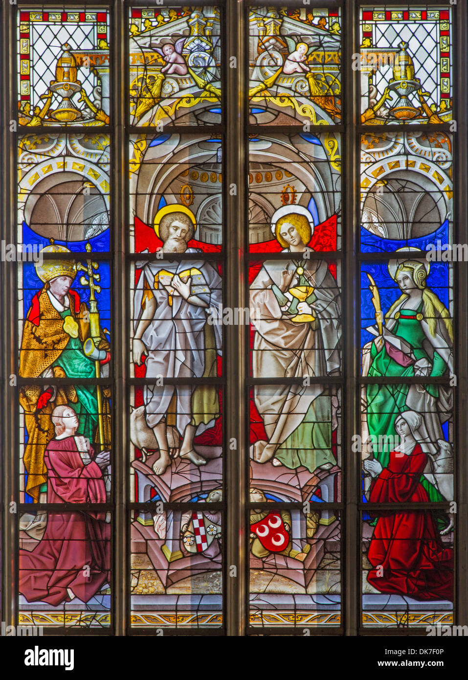 Antwerpen, Belgien - 5. SEPTEMBER: Fensterscheibe des Apostel Johannes und Jakob von Kathedrale unserer lieben Frau Stockfoto