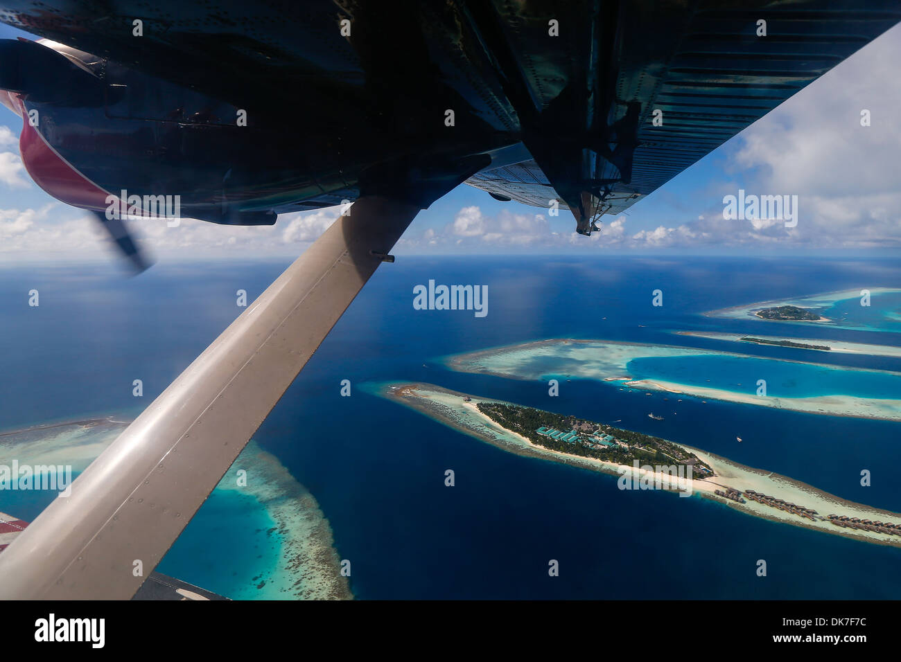 Wasserflugzeug fliegen über Inseln der Malediven Stockfoto