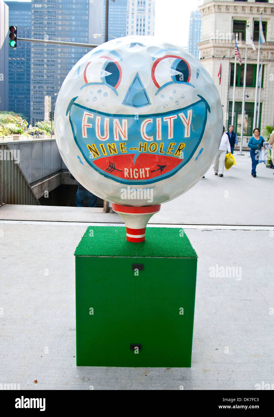 Neun Spielen! Eine Reihe von riesigen Golfbälle auf dem Display in Chicagos Michigan Avenue als Teil einer Ausstellung zur Förderung dieser Stockfoto