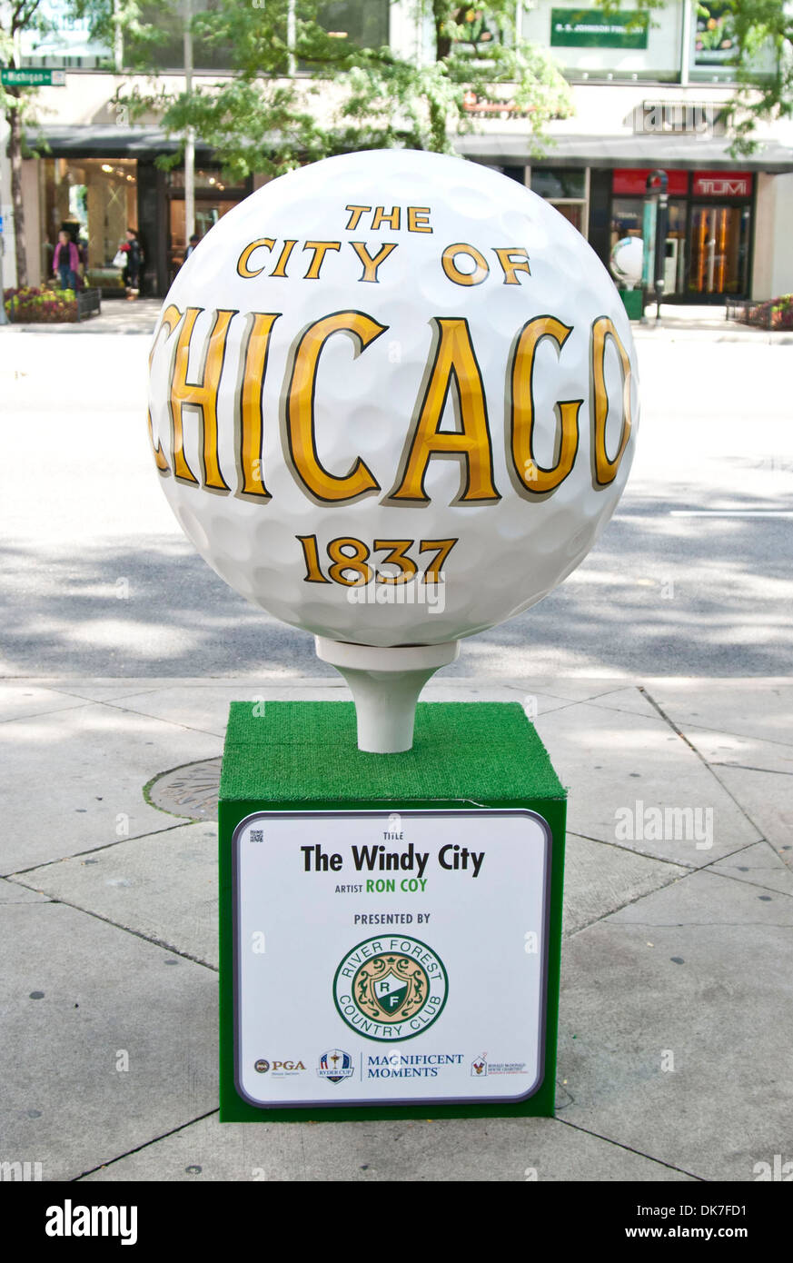 Die Windy City A-Serie von riesigen Golfbälle auf dem Display in Chicagos Michigan Avenue als Teil einer Ausstellung zur Förderung dieser Stockfoto
