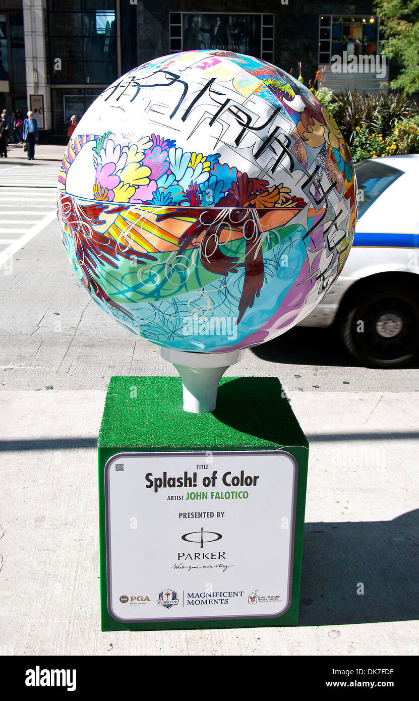 Splash! Farbe A Reihe von riesigen Golfbälle auf dem Display in Chicagos Michigan Avenue als Teil einer Ausstellung zur Förderung dieser Stockfoto