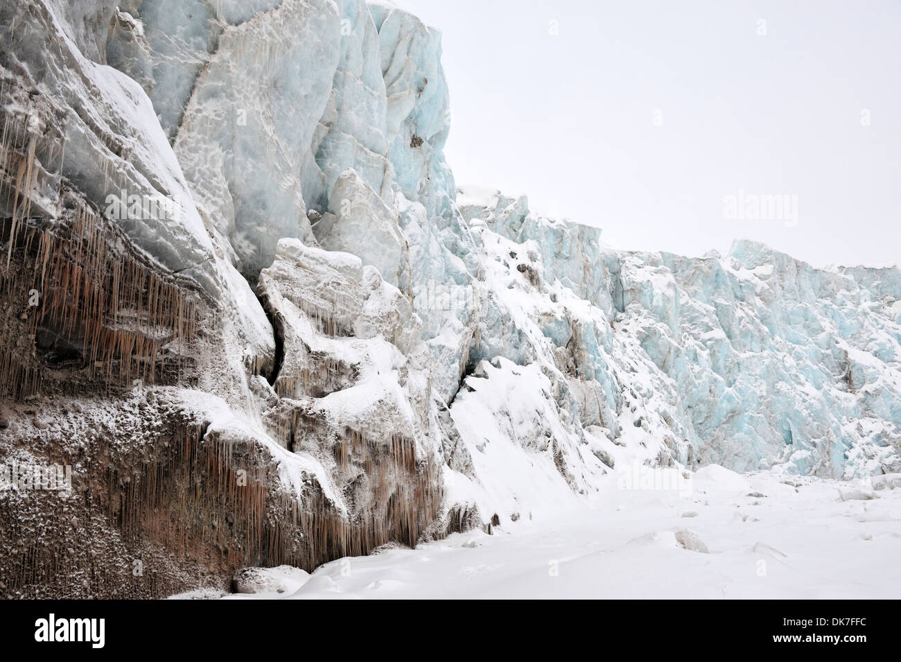 Sehen Sie auf einen gefrorenen Gletscher aus dem Packeis, Spitzbergen, Svalbard, Norwegen. Stockfoto