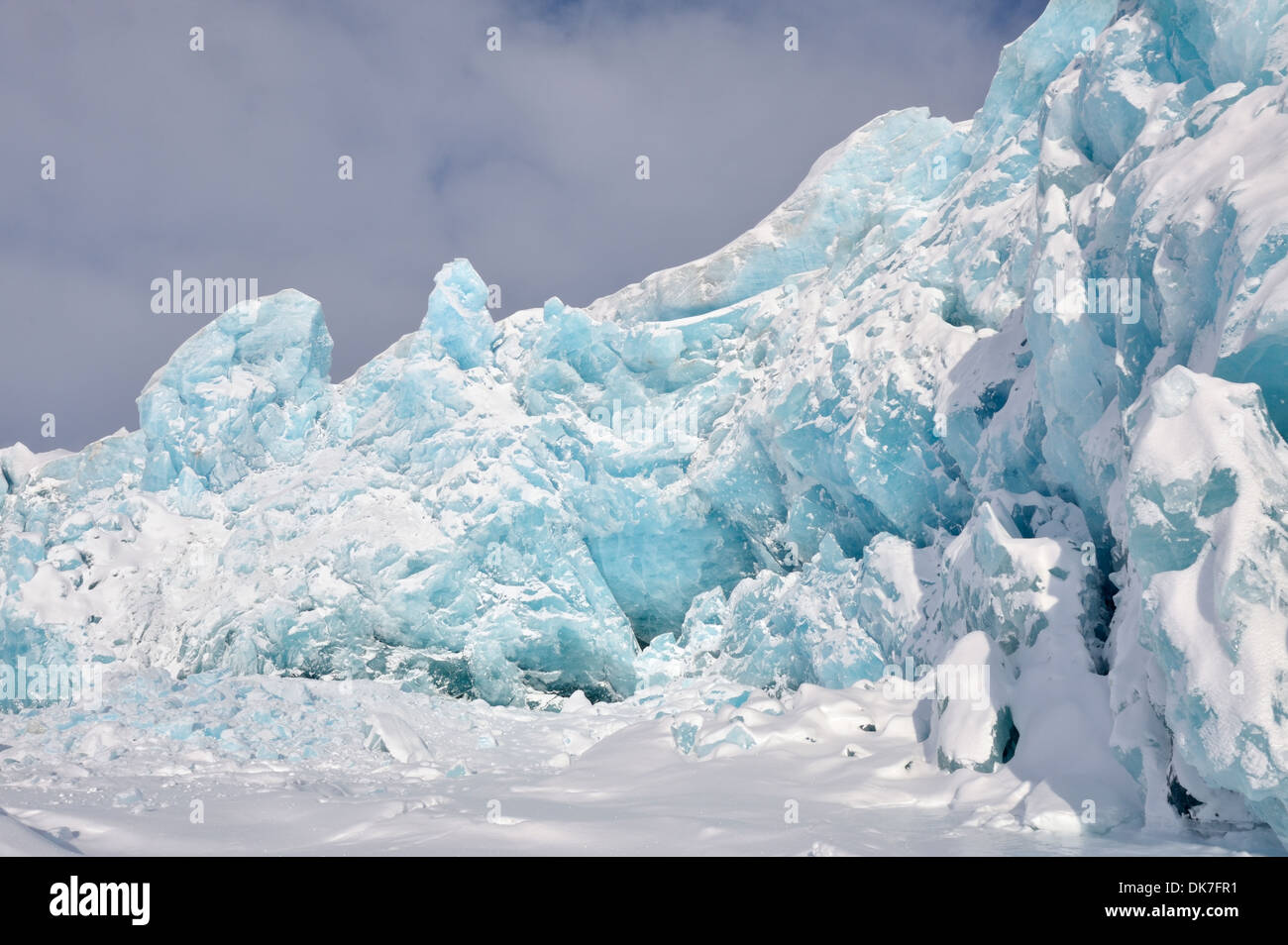 Sehen Sie auf einen gefrorenen Gletscher aus dem Packeis, Spitzbergen, Svalbard, Norwegen. Stockfoto