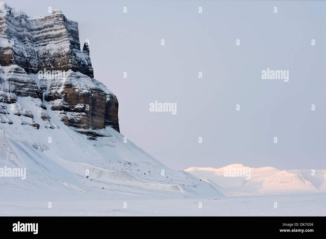 Blick auf die Klippen von Tempelfjorden, Spitzbergen. Stockfoto