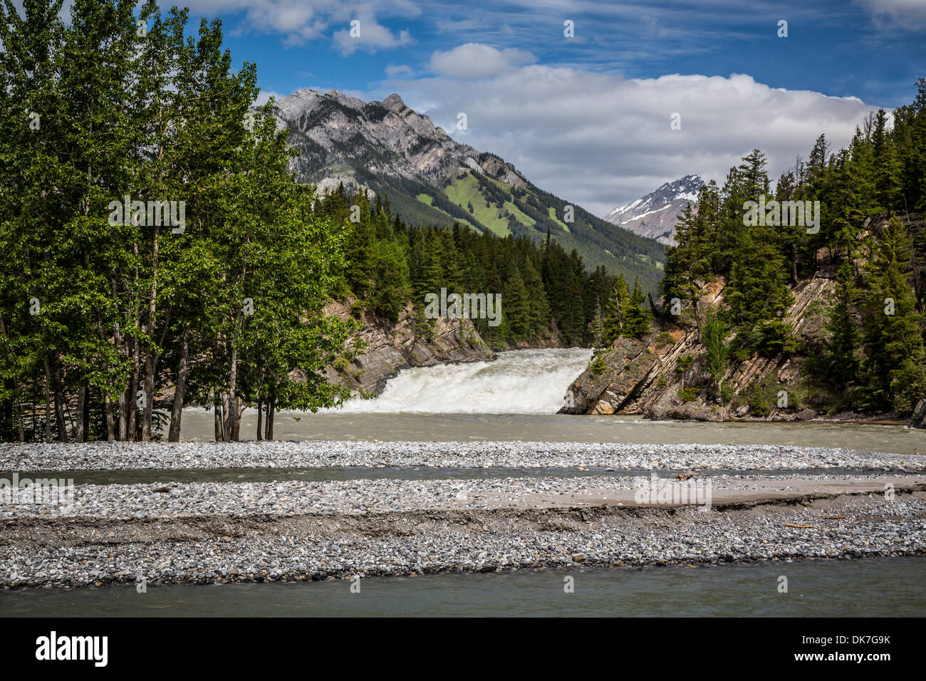 Der Bow River verliebt sich in Banff, Banff Nationalpark, Alberta, Kanada. Stockfoto