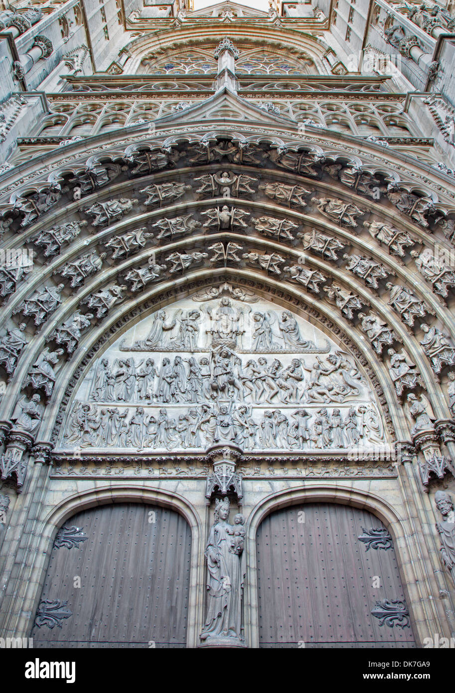 Antwerpen, Belgien - 5. SEPTEMBER: Erleichterung des letzten Gerichts auf das Hauptportal der Kathedrale unserer lieben Frau Stockfoto