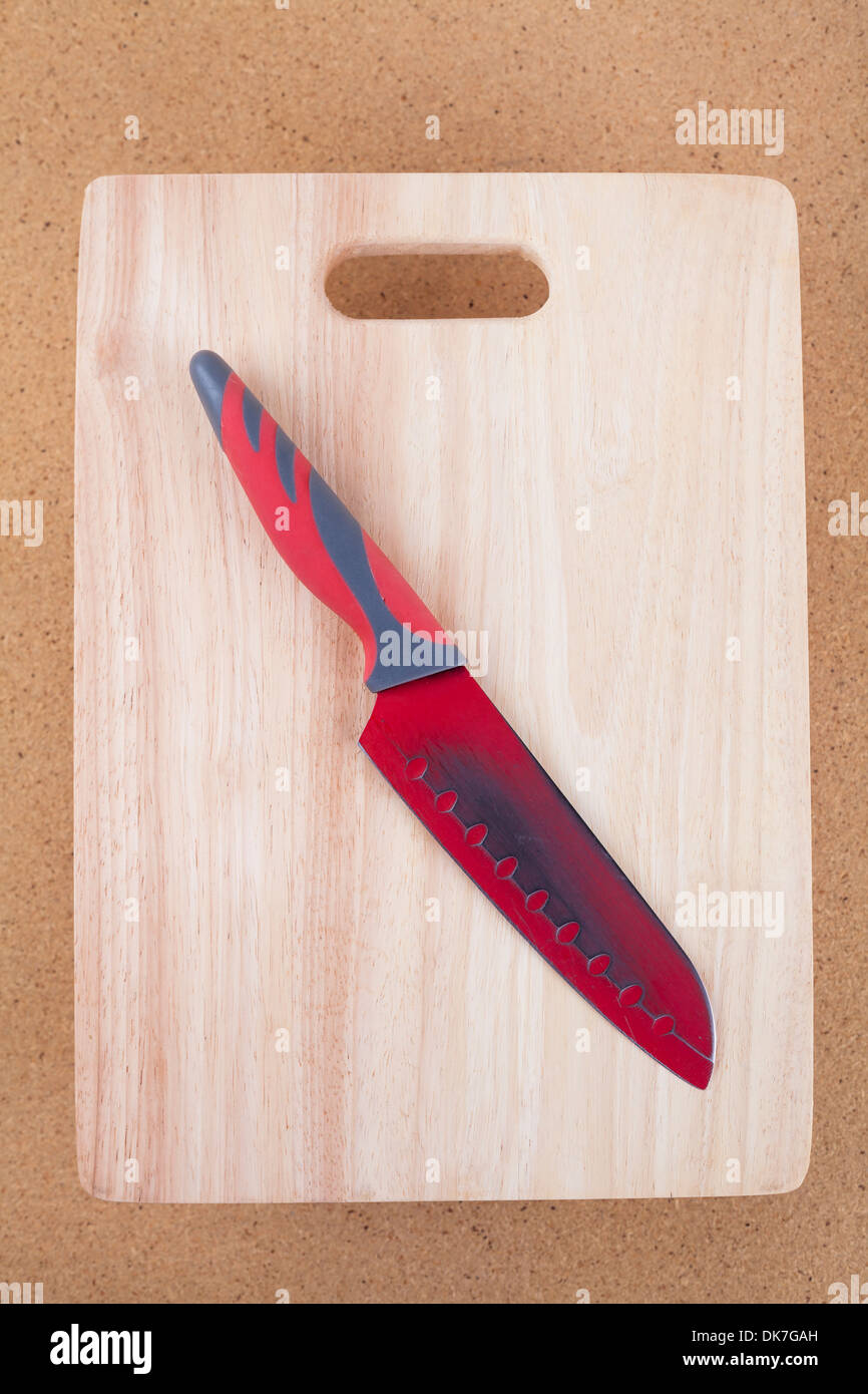 Große rote Messer auf Schneidbrett aus Holz. Stockfoto