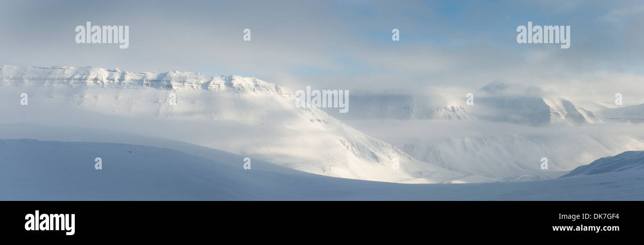 Panoramasicht auf Berge im Winter bei Spitzbergen. Stockfoto