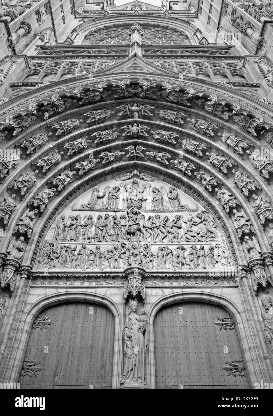 Antwerpen, Belgien - 5. SEPTEMBER: Erleichterung des letzten Gerichts auf das Hauptportal der Kathedrale unserer lieben Frau Stockfoto