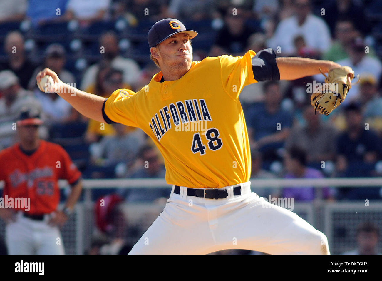 23. Juni 2011 - dauerte Omaha, Nebraska, USA - Dixon Anderson (48) nur drei Innings für CAL Virginia California 8-1 am College World Series in TD Ameritrade Park in Omaha (Nebraska) besiegt.  California scheidet aus dem Turnier und Virginia spielt Südcarolina Freitagabend. (Kredit-Bild: © Steven Branscombe/Southcreek Global/ZUMApress.com) Stockfoto