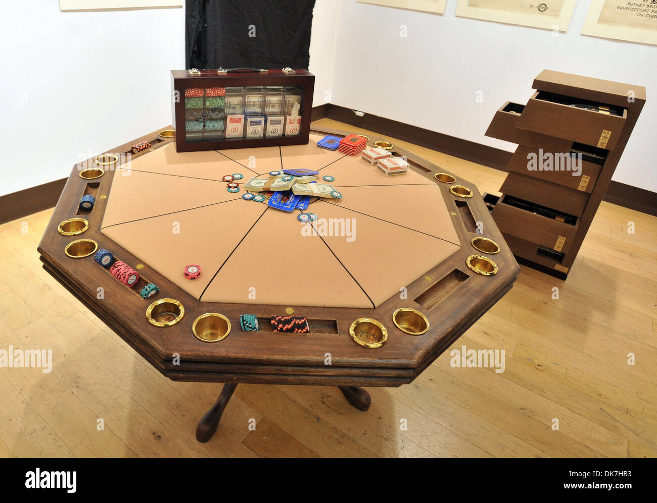 Ein Poker-Tisch von einem & nur Ocean Club in Casino Royale und eine  Sammlung von Prop ein & nur Club Poker chips Geld und Stockfotografie -  Alamy