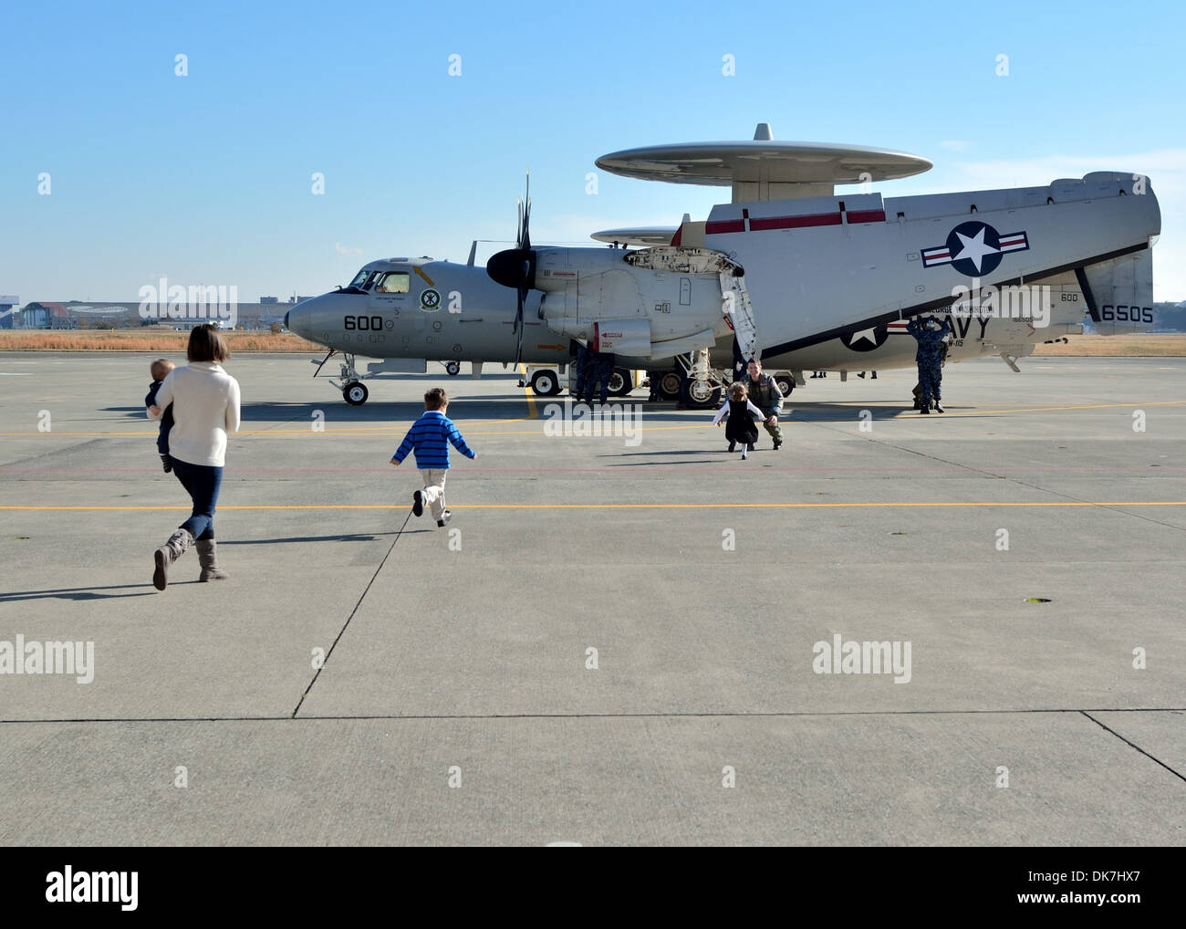 In der Luft frühen Warning Squadron (VAW) 115 Pilot Lt. CMdR Stephen Yenias von seiner Frau und seinen Kindern, während eine Heimkehr begrüßt wird ce Stockfoto