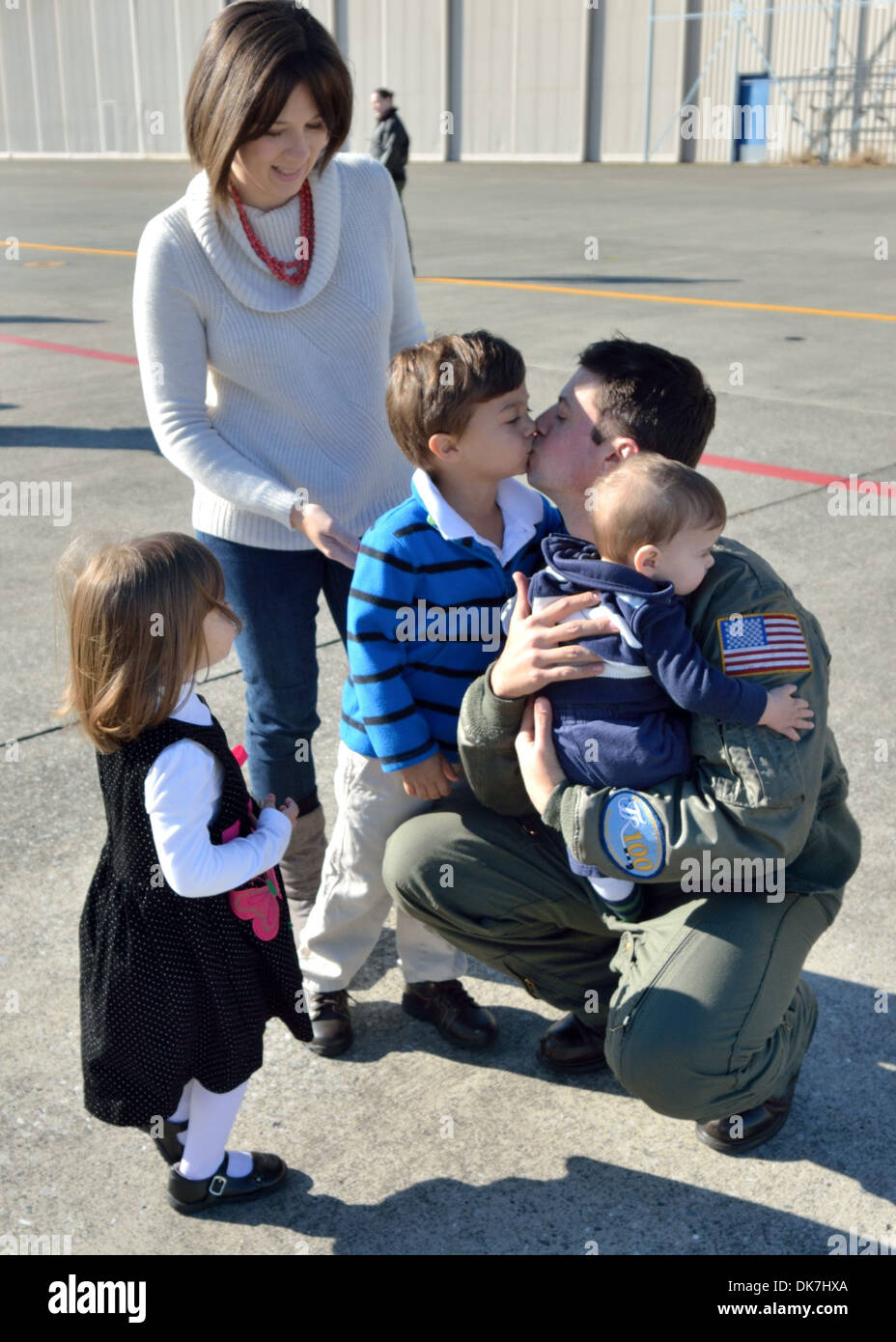 Airborne Early Warning Squadron (VAW) 115 Pilot Lt. CMdR Stephen Yenias, küsst seinen Sohn während einer Heimkehr-Feier am Naval Air Facility Atsugi Flightline. VAW-115 kehrte vor kurzem von einer Einrichtung an Bord der Flugzeugträger der Nimitz-Klasse USS G Stockfoto