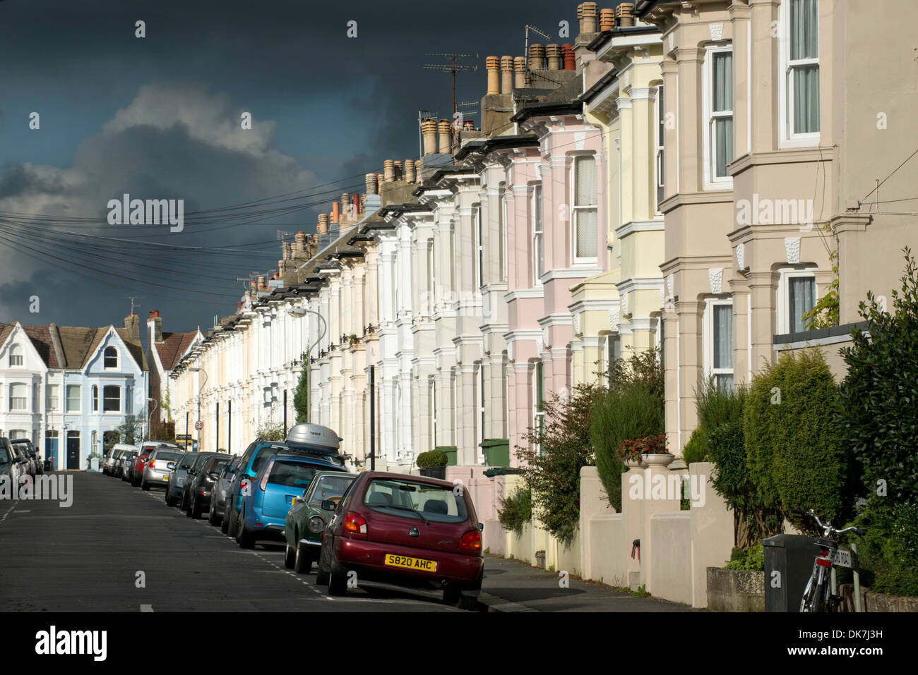Terrassenförmig angelegt, Gehäuse in einer Brighton Straße während eines Sturms. Stockfoto