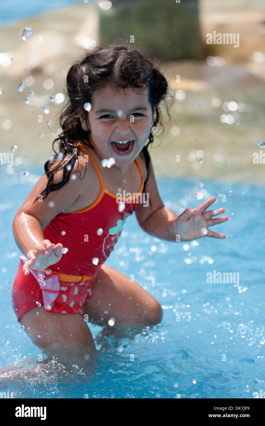 Kleines Mädchen Spaß im Schwimmbad Stockfoto