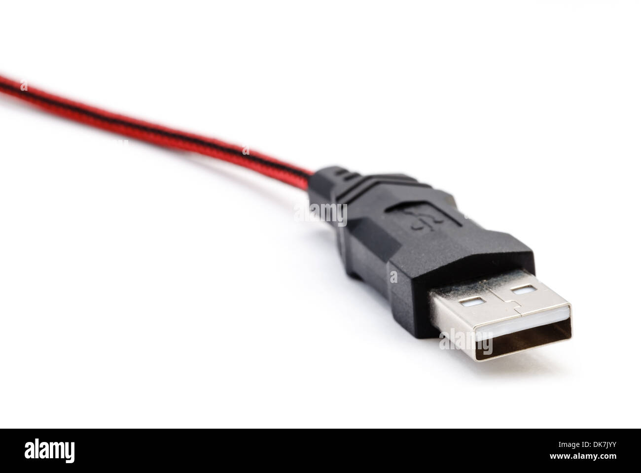USB-Kabel, schwarz und rot, isoliert auf weißem Hintergrund Stockfoto