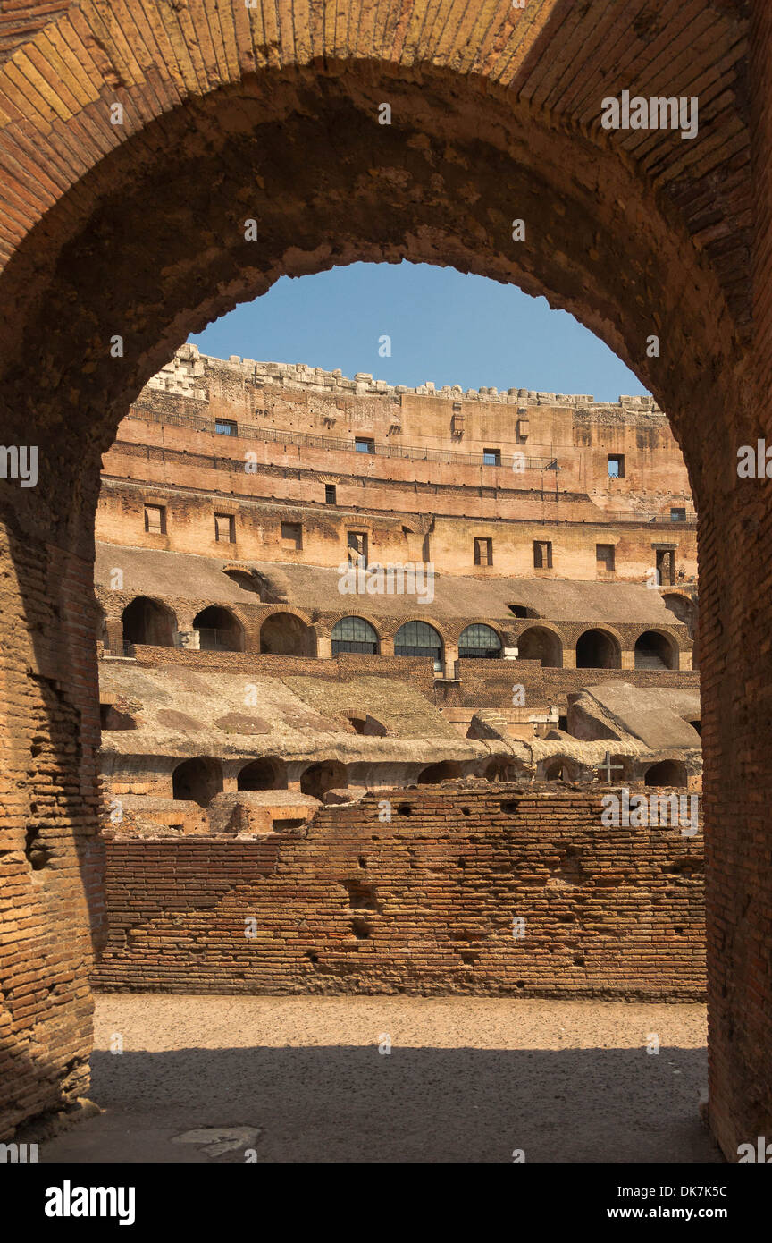 Blick in das Kolosseum, durch einen Bogen. Rom, Italien. Stockfoto