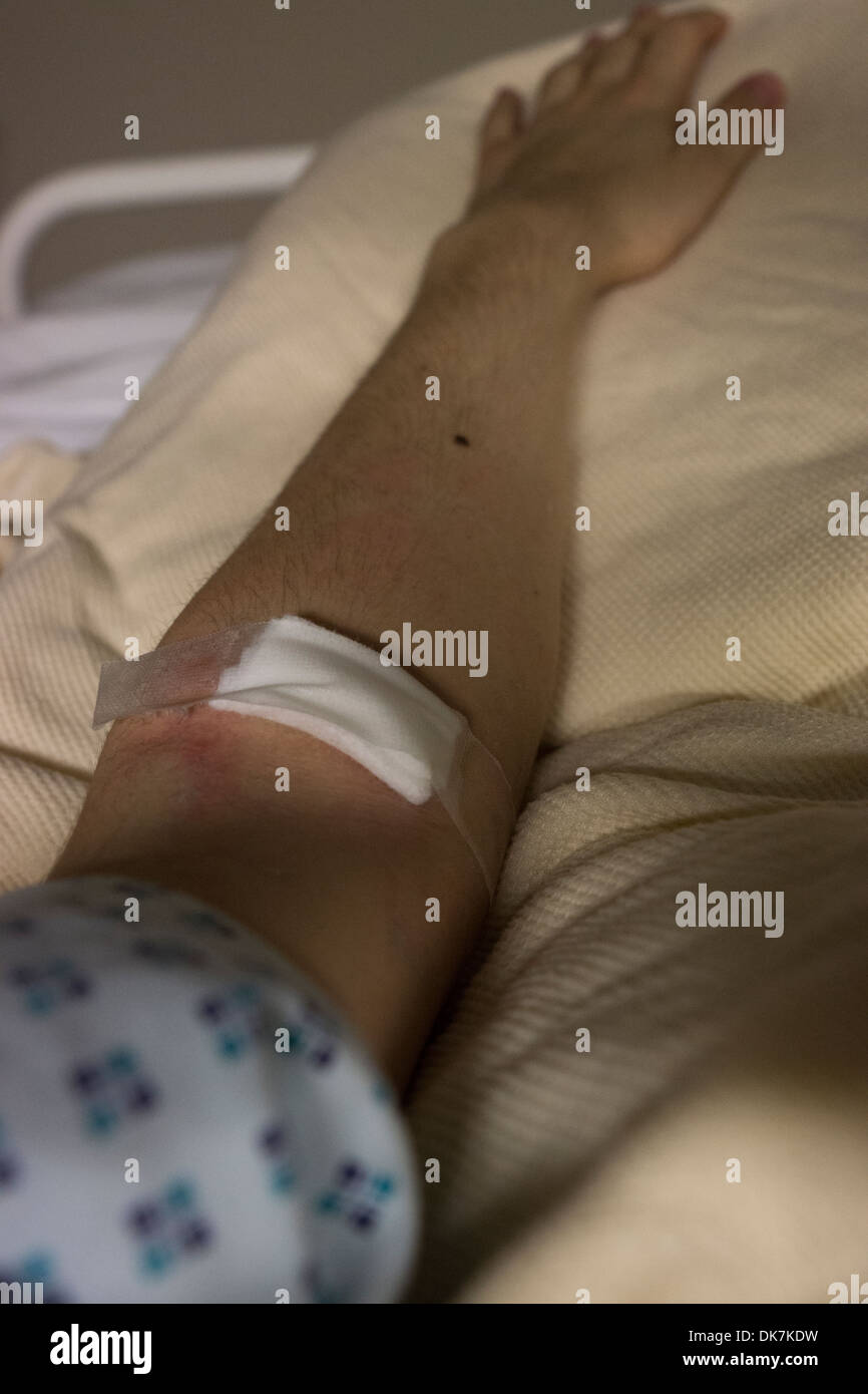 Bandage Band junge männliche Teenager Arm Blutergüsse Bett Stockfoto