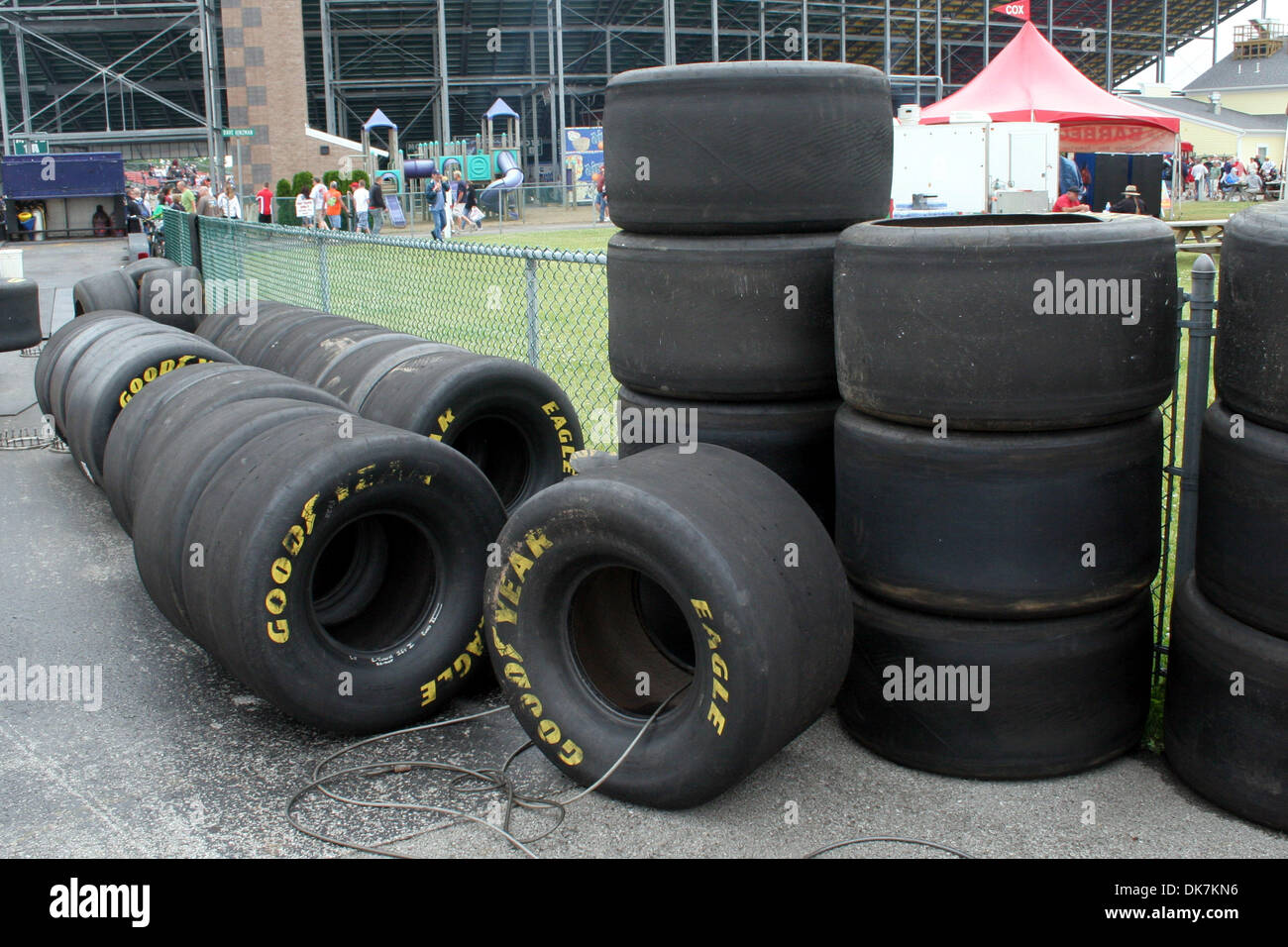 25. Juni 2011 - Norwalk, Ohio, US - alte Reifen in der Nähe den Staging-Bereich sitzen. (Kredit-Bild: © Alan Ashley/Southcreek Global/ZUMAPRESS.com) Stockfoto