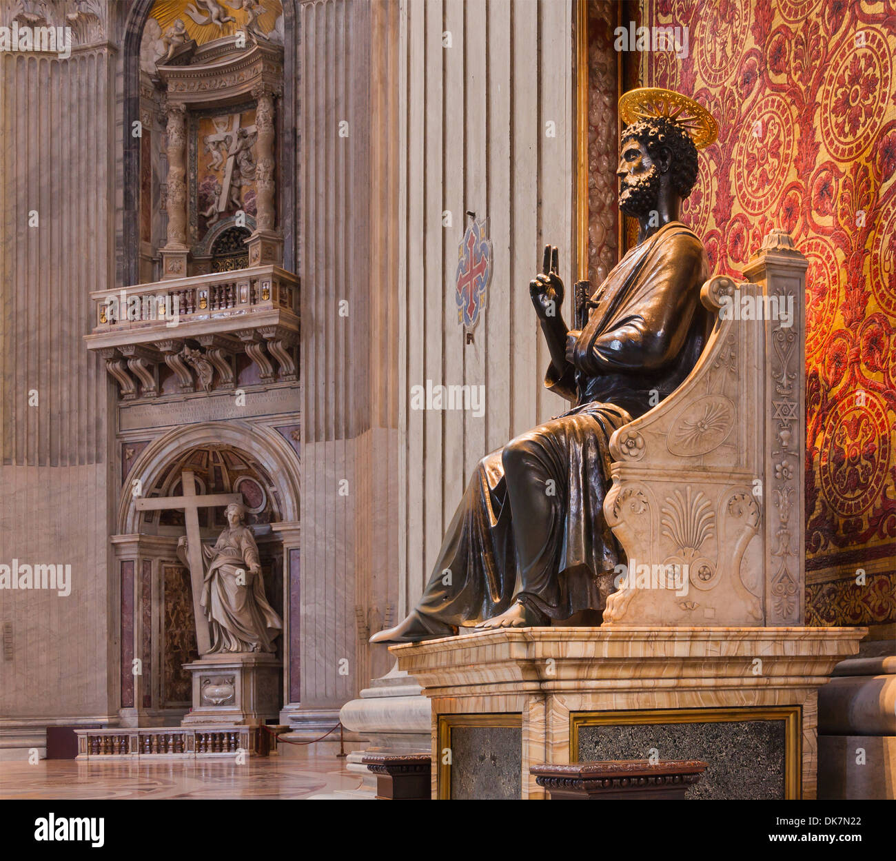 Statue des Heiligen Petrus von Arnolfo di Cambio, in der Peterskirche. Im Hintergrund, die Statue von Sankt Helena konstant Stockfoto
