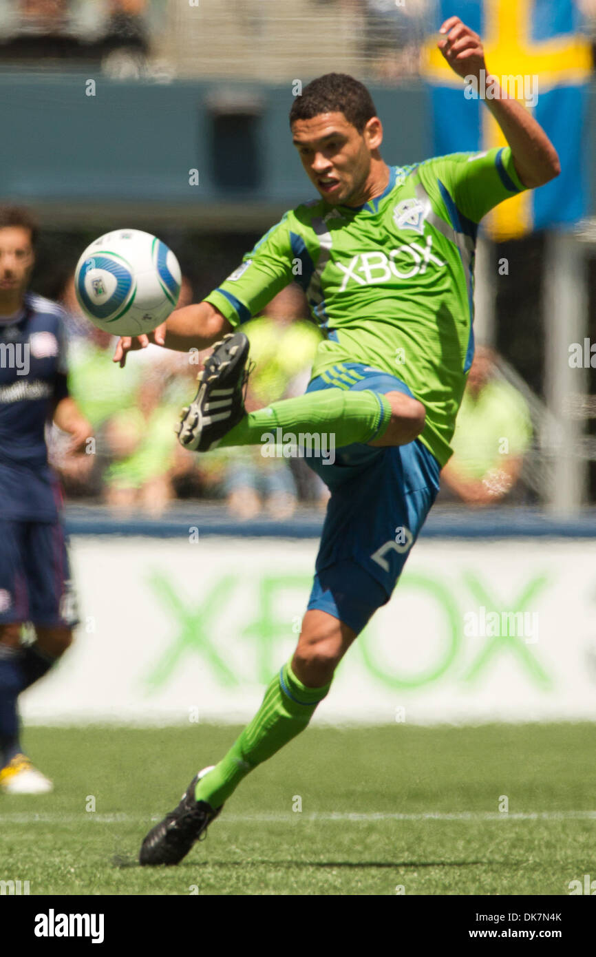 26. Juni 2011 - fängt Seattle, Washington, USA - Seattle Sounders Mittelfeldspieler Mike Fucito (2) den Ball während eines Spiels gegen New England Revolution bei CenturyLink Field in Seattle, Washington. (Kredit-Bild: © Chris Hunt/Southcreek Global/ZUMApress.com) Stockfoto