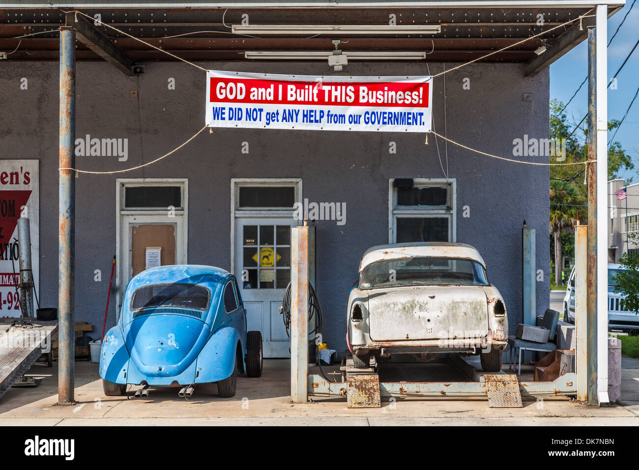 Politisches Zeichen über ein privates Geschäft in Green Cove Springs, Florida sagt, dass Gott und ich dieses Geschäft gebaut haben! Stockfoto