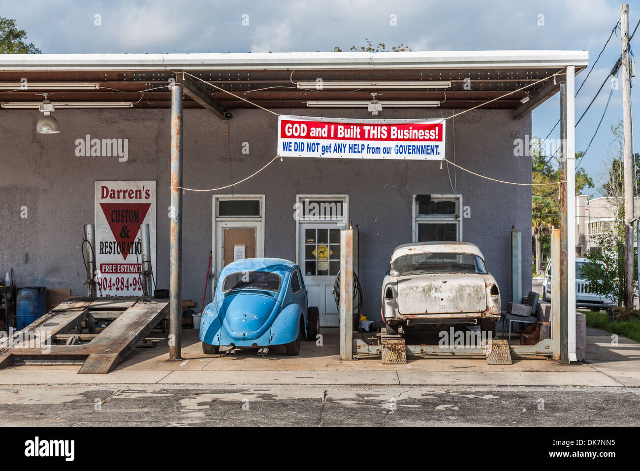 Politisches Zeichen über ein privates Geschäft in Green Cove Springs, Florida sagt, dass Gott und ich dieses Geschäft gebaut haben! Stockfoto