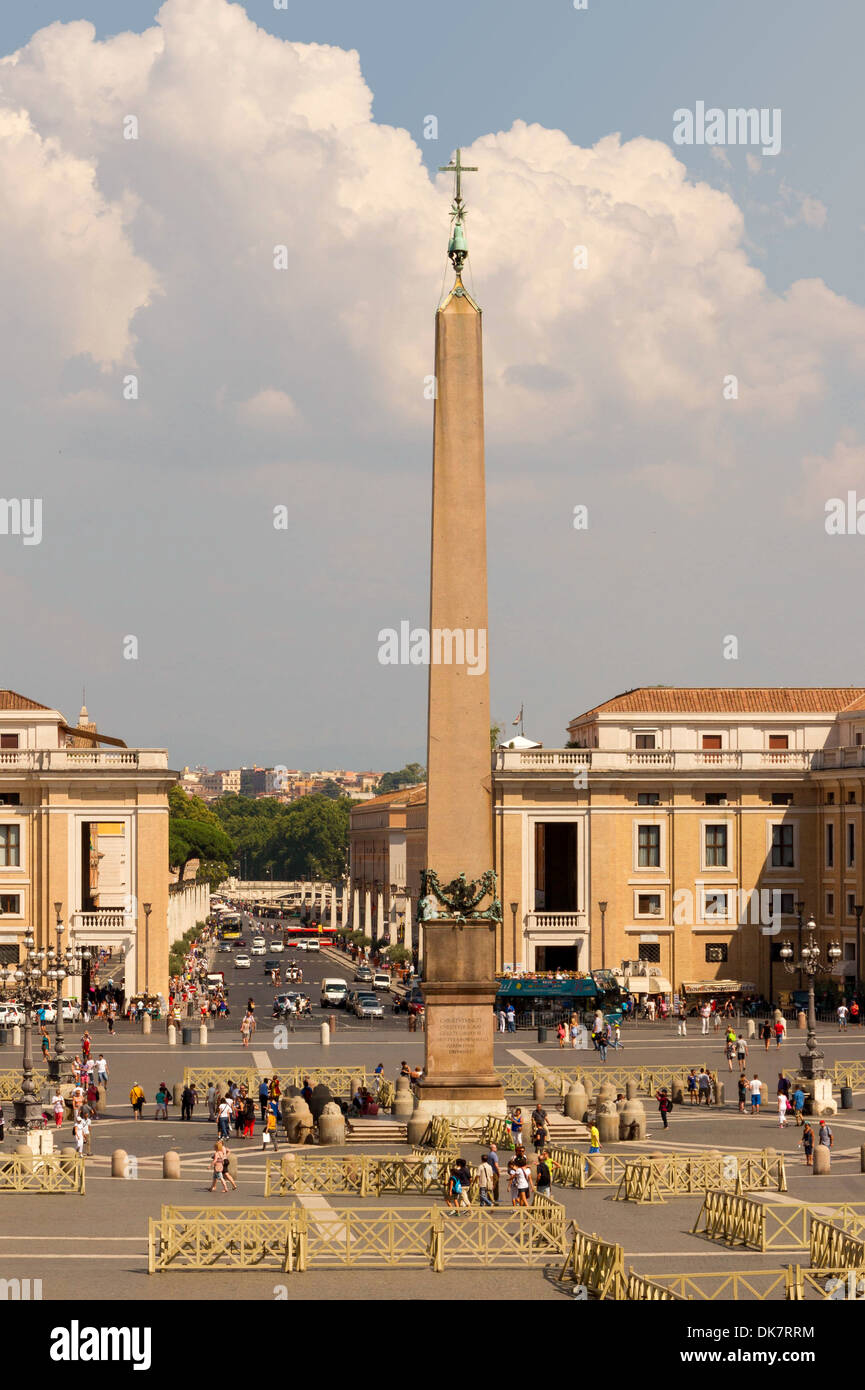 Der Obelisk der Petersplatz, die Via della Conciliazione im Hintergrund. Vatikan und Rom, Italien. Stockfoto