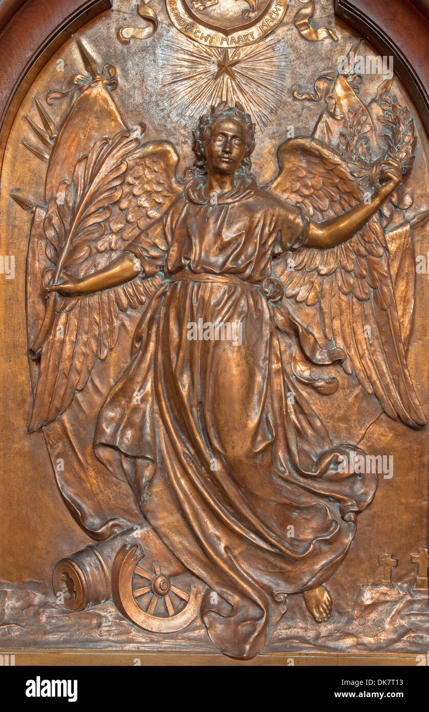 Antwerpen, Belgien - 5. SEPTEMBER: Metallrelief der Engel des Friedens aus Joriskerk oder st. Georg Kirche Stockfoto