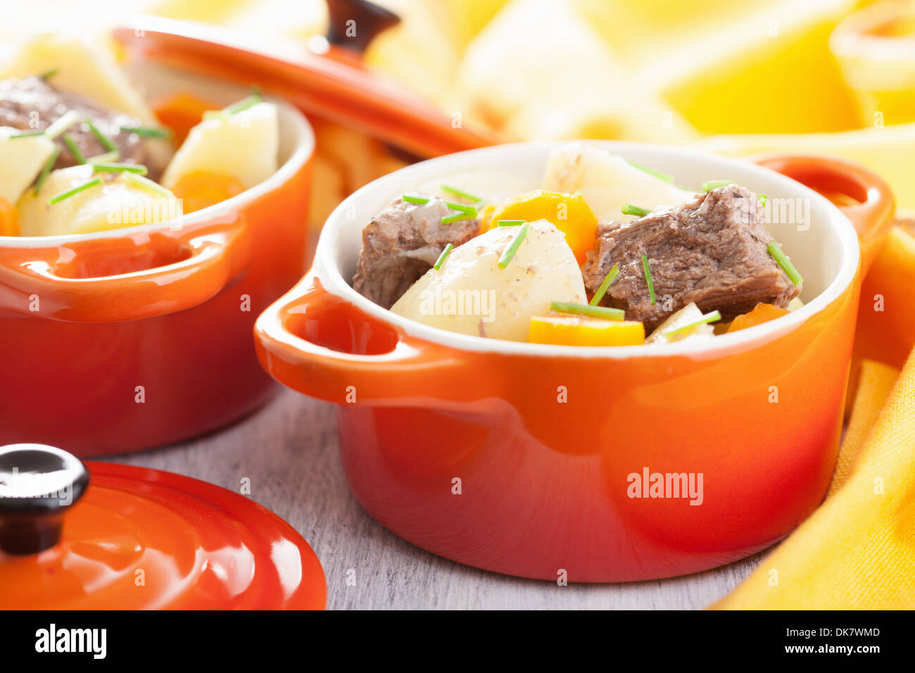 Rindergulasch mit Kartoffeln und Karotten Stockfotografie - Alamy