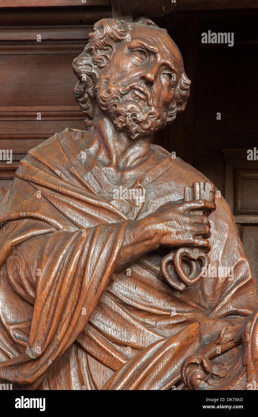 Antwerpen, Belgien - SEPTEMBER 6: Geschnitzte st. Peter Statue vom 19. Jhdt. in der Kirche St. Willibrordus Stockfoto
