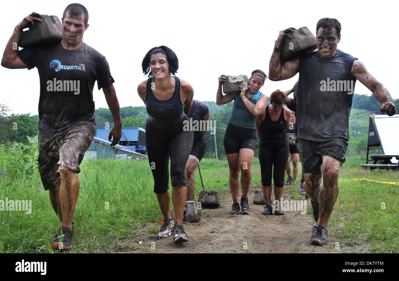 3. Juli 2011 - Chelsea, Quebec, Kanada - Spartan Race Teilnehmer tragen und Draging rockt auch bekannt als die Körper ziehen Herausforderung im Camp Fortune in Gatineau Park, Quebec. 2500 Teilnehmer wurden erwartet, Teilnahme an der größten Extremereignis in Ostkanada mit einer 5 km-Lauf mit Hindernissen einschließlich Feuer springt, Schlamm, Gruben und Zäune durch dichten Wald. (Kredit-Bild: © Kamal Stockfoto 3. Juli 2011 - Chelsea, Quebec, Kanada - Spartan Race Teilnehmer tragen und Draging rockt auch bekannt als die Körper ziehen Herausforderung im Camp Fortune in Gatineau Park, Quebec. 2500 Teilnehmer wurden erwartet, Teilnahme an der größten Extremereignis in Ostkanada mit einer 5 km-Lauf mit Hindernissen einschließlich Feuer springt, Schlamm, Gruben und Zäune durch dichten Wald. (Kredit-Bild: © Kamal Stockfoto