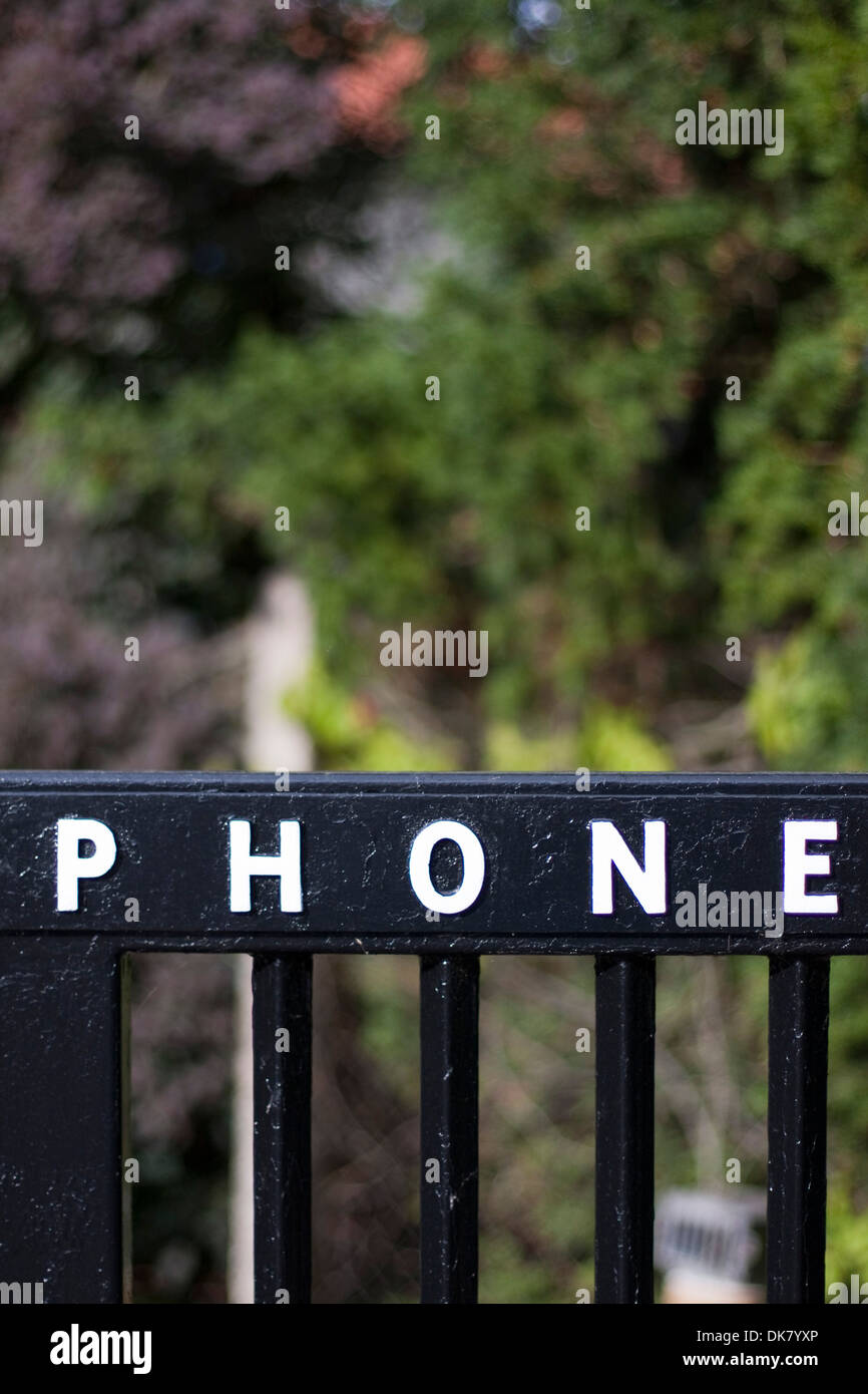 Erhabene Schriftzug auf die Tore zu einem ländlichen Telefonzentrale Stockfoto