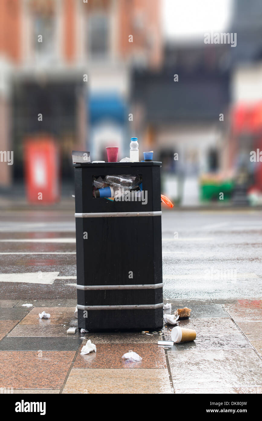 Schwarz-Müll auf der Straße. Stockfoto
