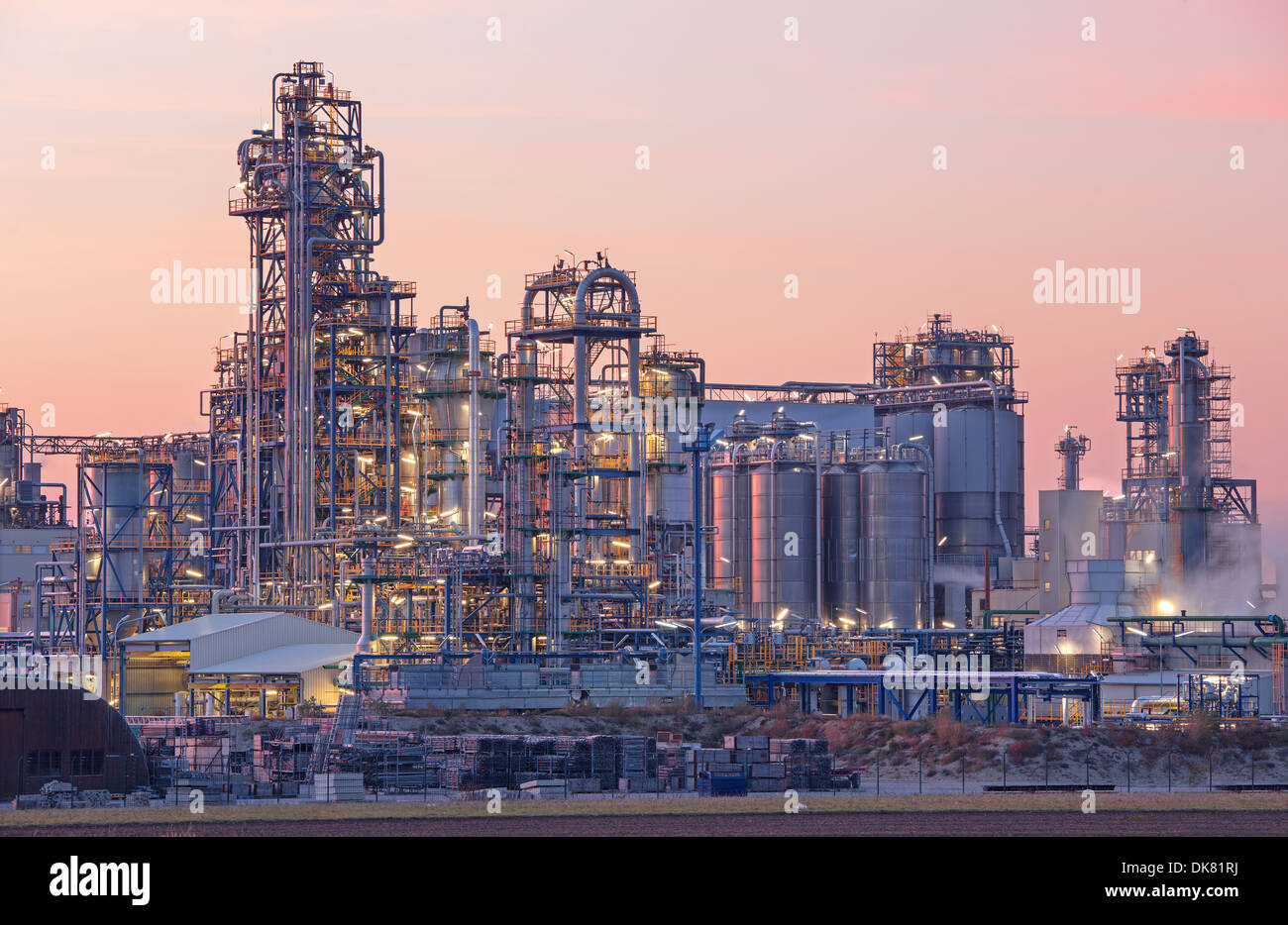 Öl-Raffinerie Schwechat in Österreich in Abenddämmerung Stockfoto