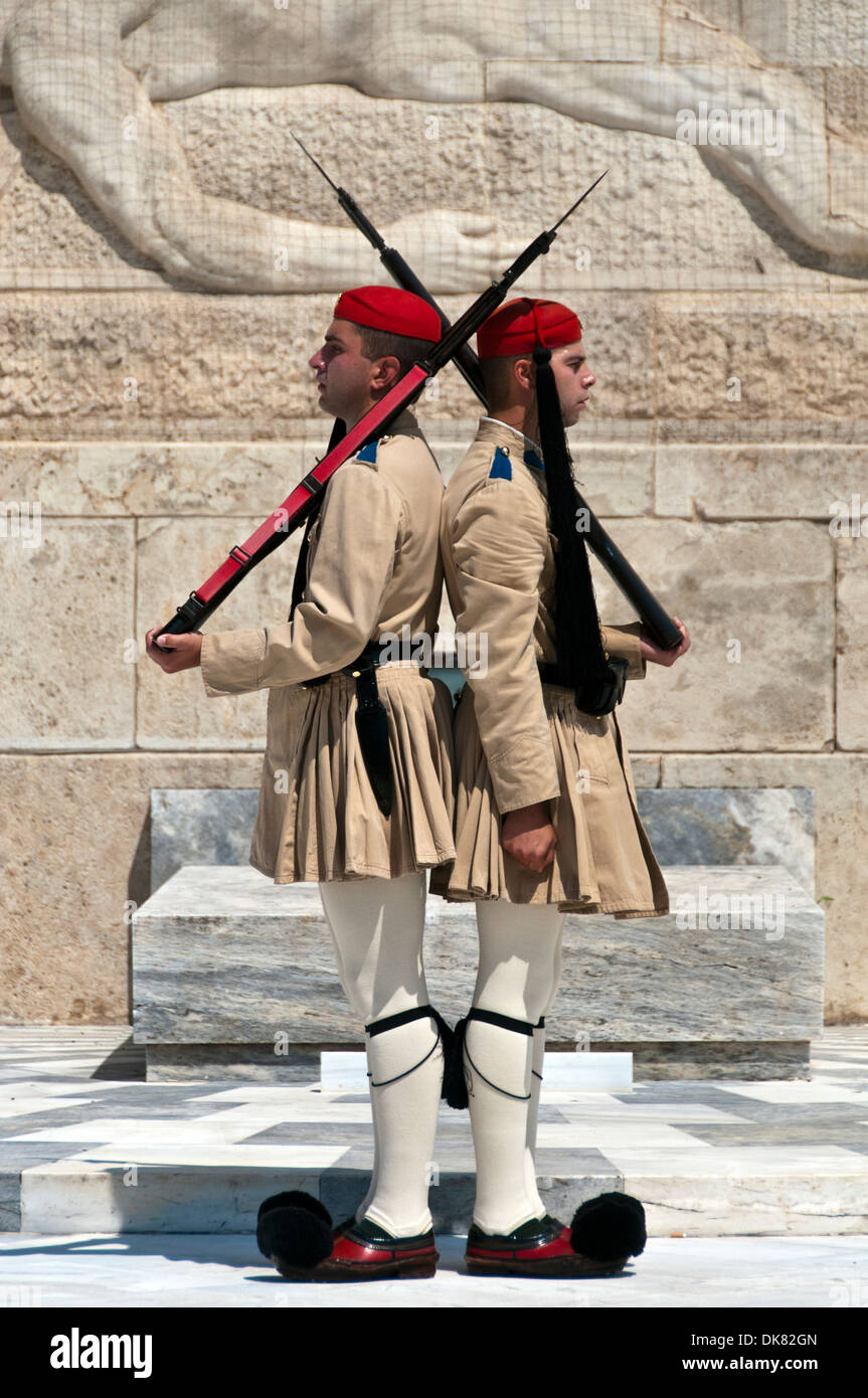 Der griechische Präsidentengarde am Grab des unbekannten Soldaten in Syntagma-Platz, Athen Stockfoto