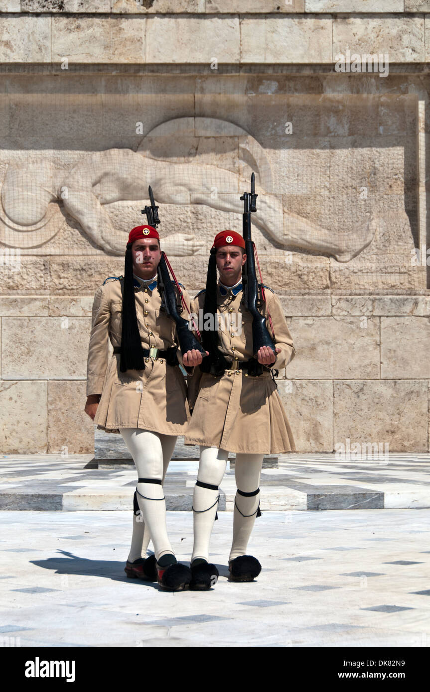 Der griechische Präsidentengarde am Grab des unbekannten Soldaten in Syntagma-Platz, Athen Stockfoto