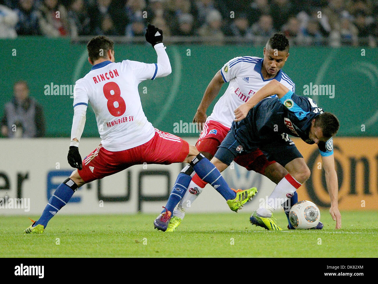 Hamburg, Deutschland. 3. Dezember 2013. Hamburgs Tomas Rincon (L-R) und Hamburgs Michael Mancienne wetteifern um den Ball mit Kölns Slawomir Peszko während den DFB-Pokal Runde von 16 Fußballspiel Hamburger SV Vs 1. FC Köln in der Imtech Arena. Bildnachweis: Dpa picture Alliance/Alamy Live News Stockfoto