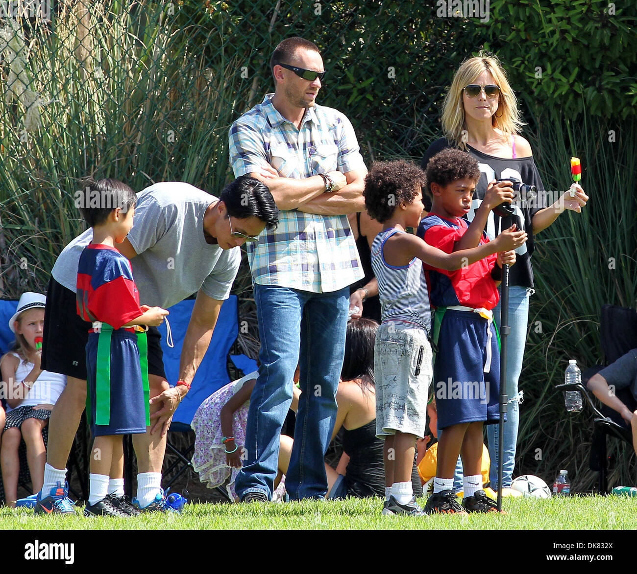 Heidi Klum mit ihren Söhnen und Martin Kristen Heidi Klum geht auf ihren Sohn Fußball Spiel in Brentwood mit ihren Kindern und neue Stockfoto