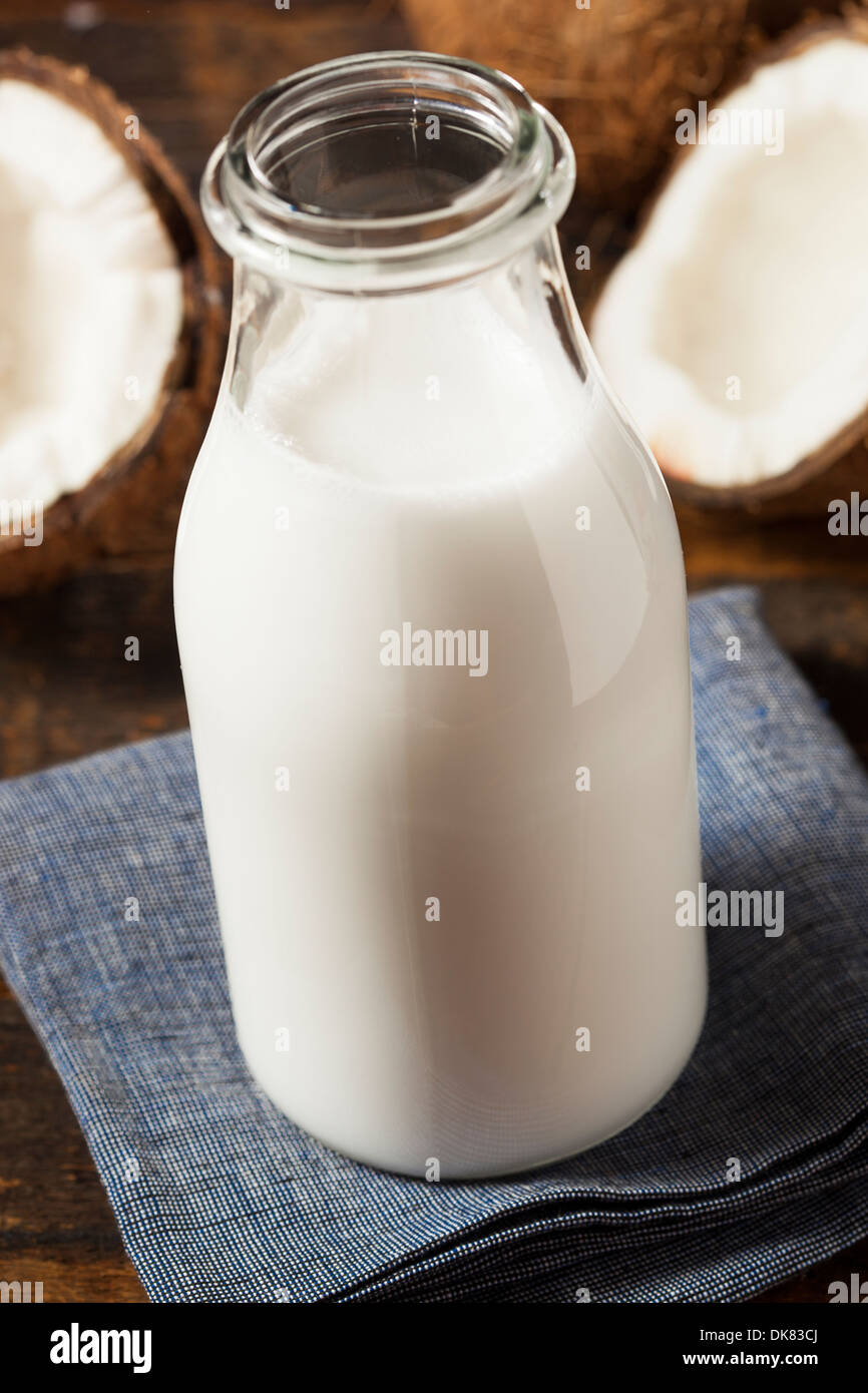 Frische Bio Kokosnuss-Milch in einer Flasche Stockfoto