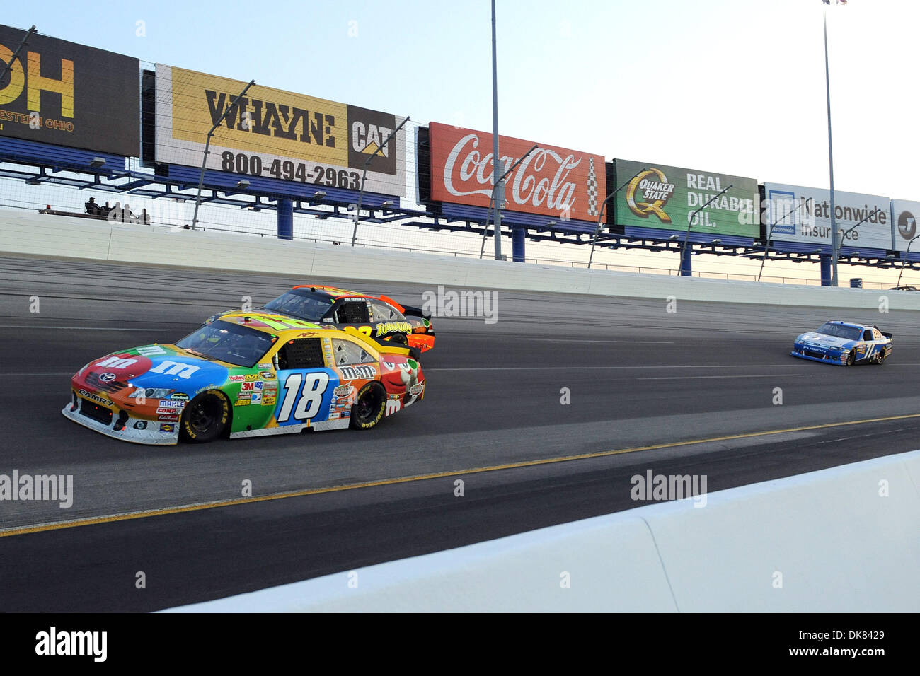 9. Juli 2011 - Sparta, Kentucky, USA - Kyle Busch, Treiber von der (18) M & M' Toyota runden Ryan Newman, Fahrer des Tornados Chevrolet (39), biegen Sie bei der Eingabe von zwei während der konstituierenden Quaker State 400 auf dem Kentucky Speedway in Sparta, Kentucky. Kyle Busch gewann das Rennen nach dem Start auf der Pole. (Kredit-Bild: © Michael Johnson/Southcreek Global/ZUMAPRESS.com) Stockfoto
