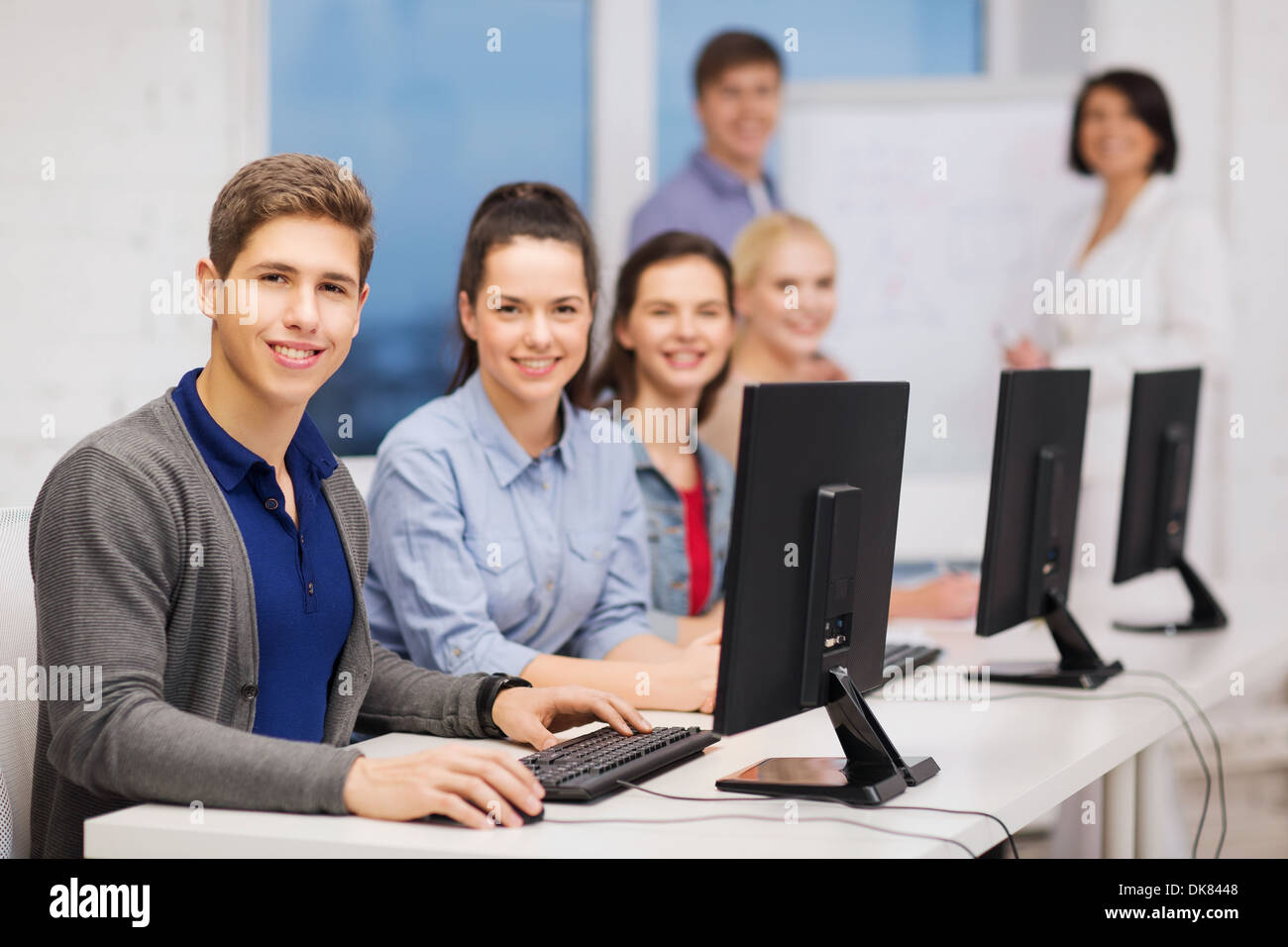 Studenten mit ComputerMonitor in der Schule Stockfoto, Bild 63488440