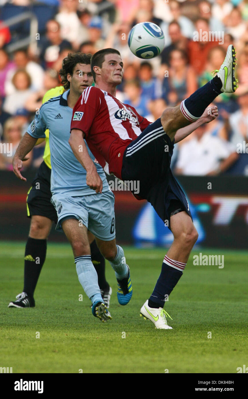 9. Juli 2011 - Kansas City, Kansas, USA - Chivas USA vorwärts Justin Braun (17) löscht den Ball. Sporting KC gebunden Chivas USA 1: 1 bei LIVESTRONG Sporting Park. Kansas City, Kansas. (Kredit-Bild: © Tyson Hofsommer/Southcreek Global/ZUMAPRESS.com) Stockfoto