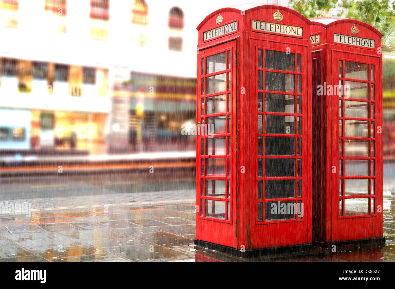 Rote Telefon Kabinen in London.Rainy Tag. Vintage Telefon Cabine monumentale Stockfoto