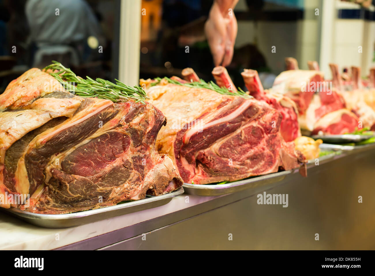 Fleisch und Wurst in einer Metzgerei. Stand Stockfoto