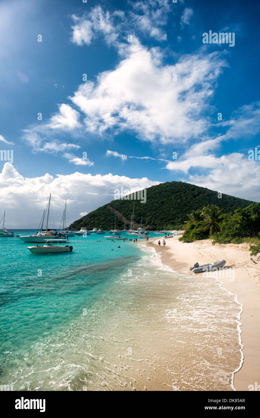 White Bay Beach Jost Van Dyke British Virgin Islands // der tropische Sandstrand in White Bay auf Jost Van Dyke auf den Britischen Jungferninseln in der Karibik. Der Strand ist ein beliebter Tagesstopp für Bootsfahrer. Stockfoto