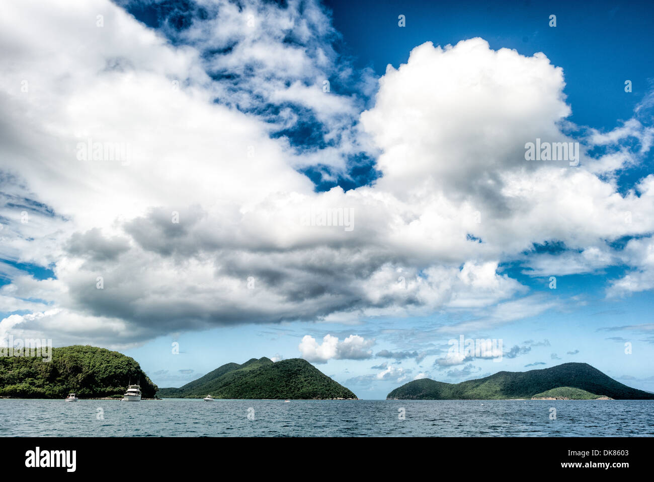 ST. JOHN, US-Jungferninseln – tropische Wolken bilden sich über den Bergen am Waterlemon Cay auf St. John auf den US-Jungferninseln. Waterlemon Cay ist eine kleine Insel vor der Nordostküste von St. John im Virgin Islands National Park. Die Gegend ist bekannt für ihre malerische Schönheit, die üppige Berglandschaften mit karibischem Wasser verbindet. Stockfoto