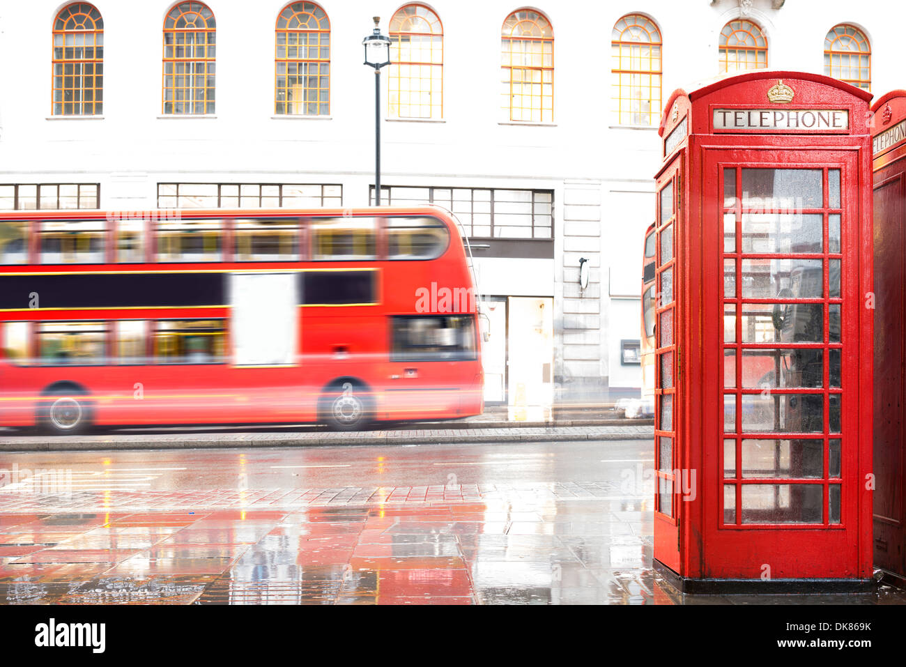 Rote Telefon Kabine in London. Vintage Telefon Cabine monumentale Stockfoto