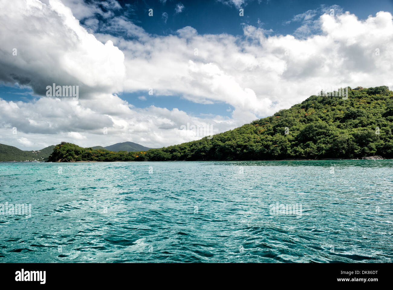 ST. JOHN, US-Jungferninseln – tropische Wolken bilden sich über den Bergen am Waterlemon Cay auf St. John auf den US-Jungferninseln. Waterlemon Cay ist eine kleine Insel vor der Nordostküste von St. John im Virgin Islands National Park. Die Gegend ist bekannt für ihre malerische Schönheit, die üppige Berglandschaften mit karibischem Wasser verbindet. Stockfoto